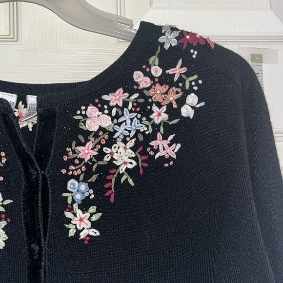 VTG-fashion bug-26/28-black-floral,button down, embroidered, cardigan sweater. - Picture 5 of 14